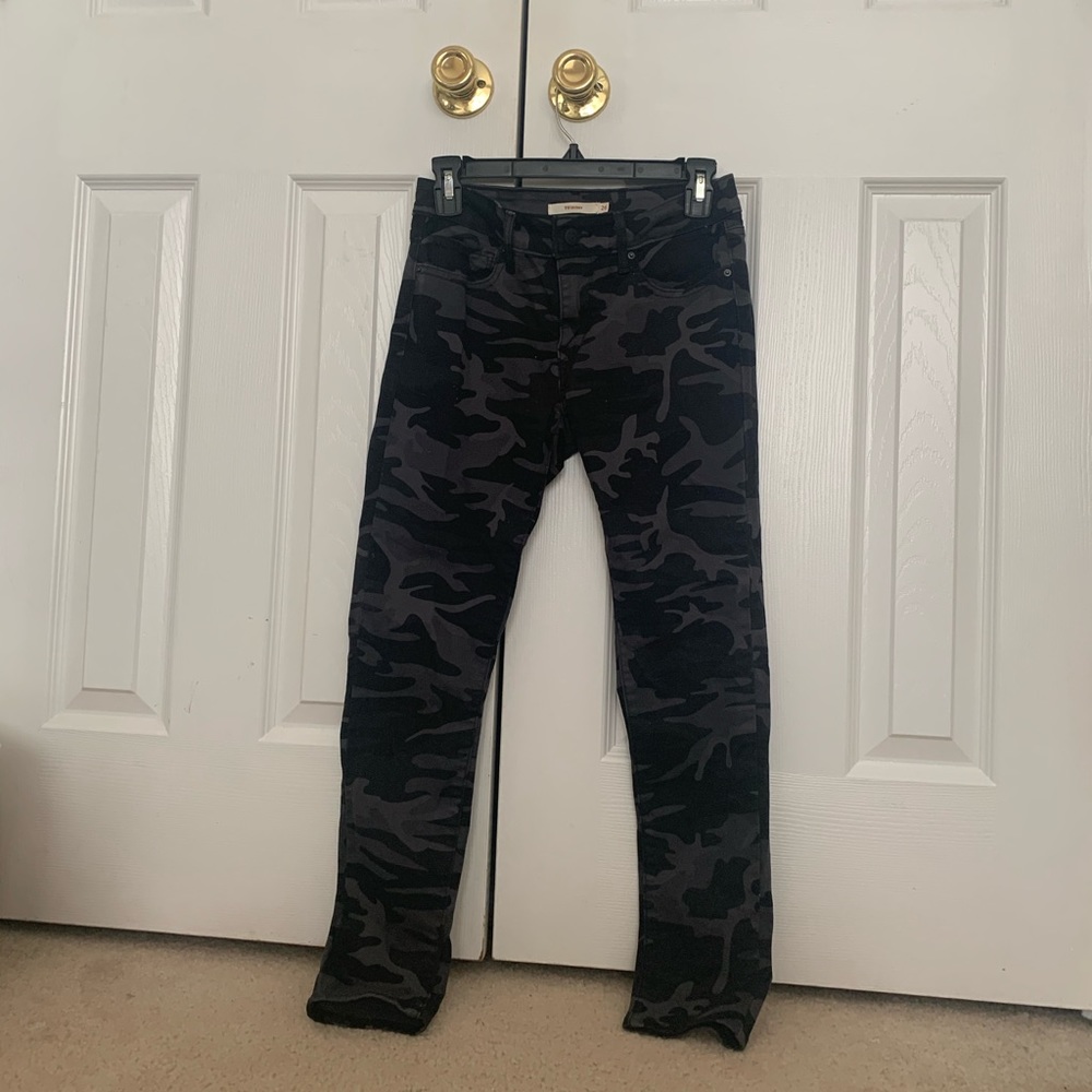 Black Camouflage Levi’s Jean size 26